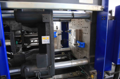 How should the injection mold material be selected?